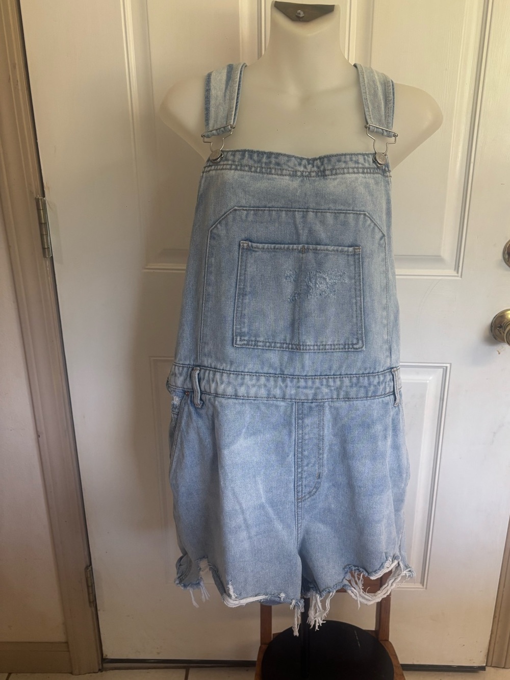 XXL Wild Fable Distressed light-wash Denim adjustable strap Short Overalls. EUC